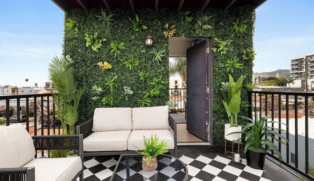 Hollywood Glam Mini Hideaway & Steps to Walk of Fame
