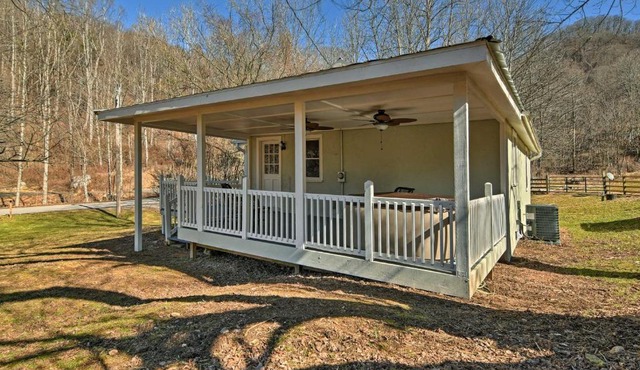 Hot Tub & Mtn Views: Marshall Cottage!