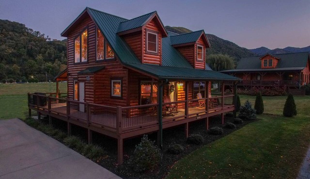 Huckleberry Lodge ~ by Willow Tree Cabins