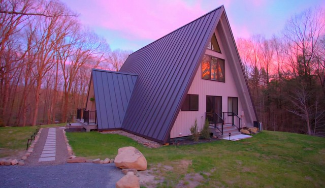 Hudson Valley Luxury A-Frame Movie Theater~Arcade~Games-Hot Tub~Just 60-mi~NYC.