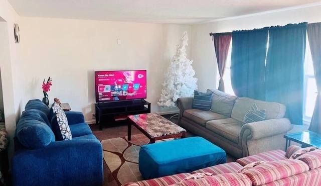 Huge comfortable and cozy house Near Longview lake in Grandview