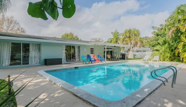 HUGE POOL 5 Bed/3 Bath Updated Home Sleeps 15