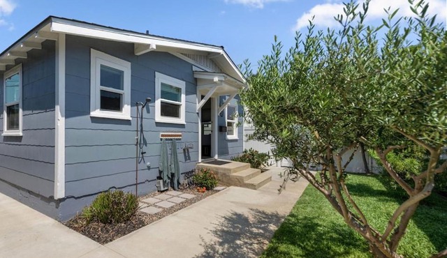 Huntington Beach Bungalow half mile to sand & pier in downtown HB