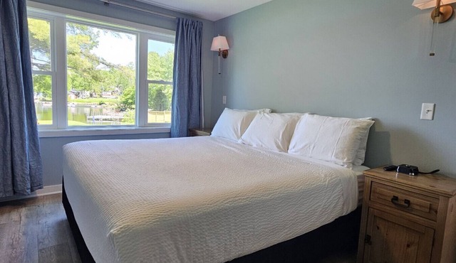 Juniper Motel-King Apartment*RM9*ATV Access*Lakefront