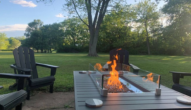 King Bed, game room minutes from downtown, golf courses + BIG back yard sleeps 8