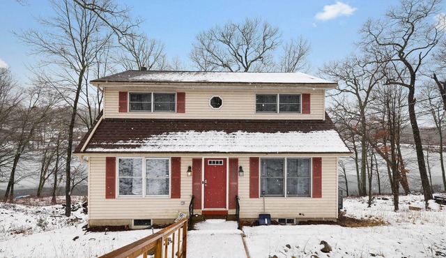 LAKE FRONT HOME in SAW CREEK, BUSHKILL