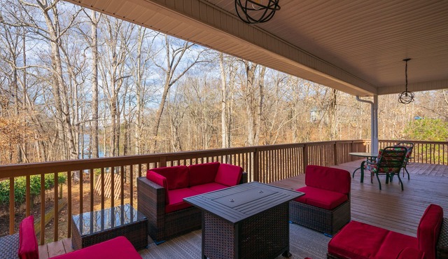 Lake Lanier Retreat + Deep Water Dock + Hot Tub