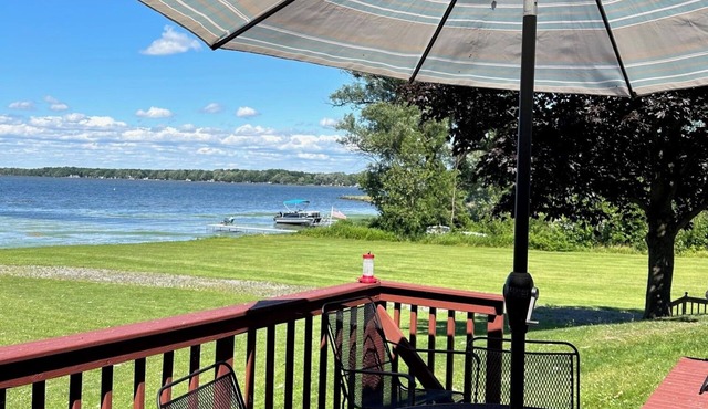 LAKE VIEW GEM - BEAUTIFUL VIEWS, RESTAURANT/MARINA NEXT DOOR.