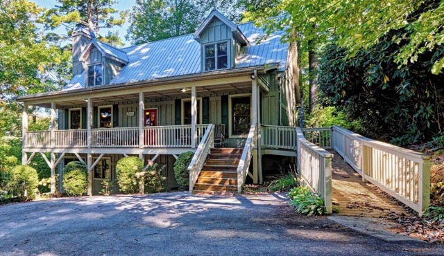 Lake Views, a Pool Table, and a Porch Swing. The Perfect Mountain Trip | Lakeview Hideaway