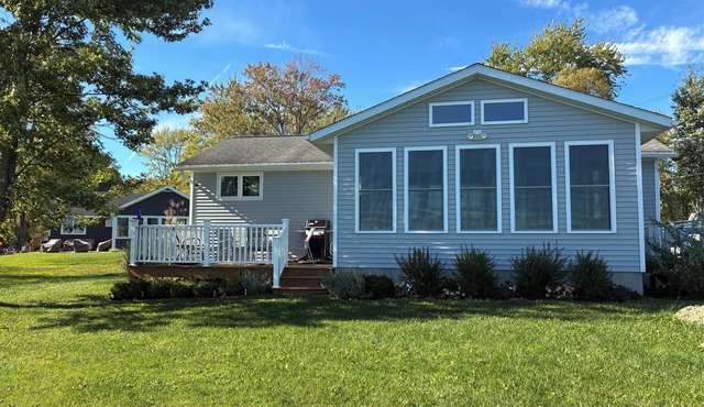 Lakefront 2-bedroom home with dock and AC, minutes from Chautauqua, Sleeps 6
