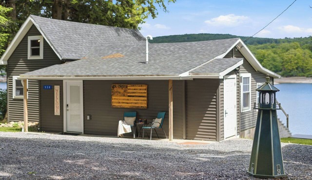Lakefront, 5 Min to Colgate, Sleeps 8