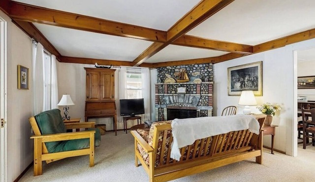 Lakefront dog friendly cottage w/a dock & beautiful sunset views