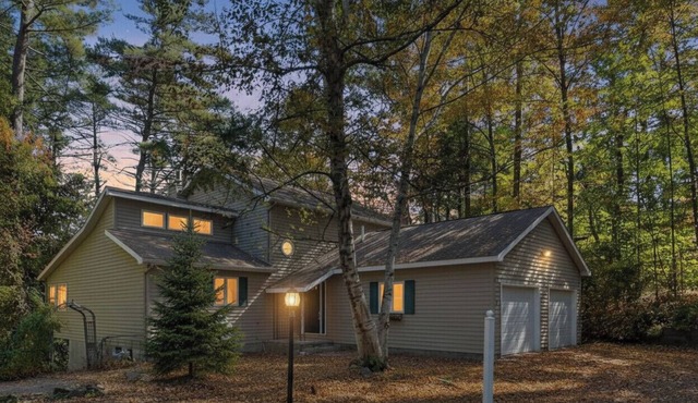 Lakefront Fireplace Sleeps 10 Near Ski EV Charger