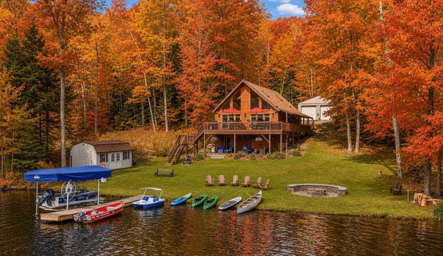 Lakefront Home, Fast WiFi + Workspace, ideal for weeklong family friendly stays