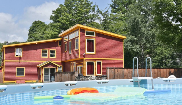 Large 11 Bedroom 5 bathrooms minutes to Hunter & walk to Tannerville