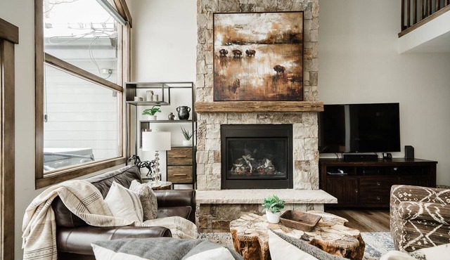Large ski-in/ski-out home with mtn views, hot tub, firepit