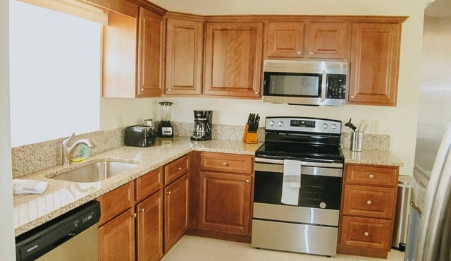 LOCATION, LOCATION! Lovely home only 4 miles away from DISNEY!