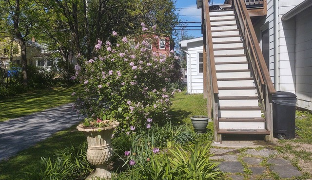 Lovely 1-bedroom apartment with AC in charming Saugerties, 4 minutes to HITS