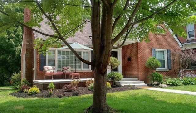 Lovely Home: Sleeps 9, Fire-pit, Walk to Downtown, EKU, & Parks; 2miles to I-75