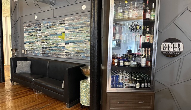 Lovely Very spacious loft Event spaces minutes from downtown easton.
