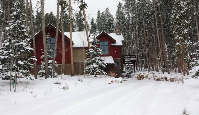 Lux Home, 4 BR W/4 ensuite Bathrooms, 3 Fireplaces, Golf and Hiking, Hot Tub, .