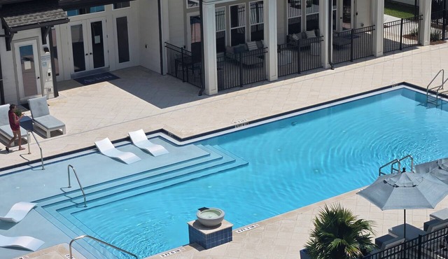 Luxe 2-bedroom apt with serene water view 5 minutes from Jacksonville airport.