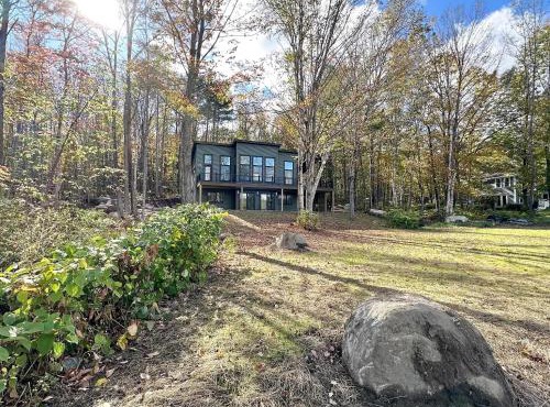 Luxe Modern Lakefront Oasis - Hot Tub, Sunset Views, Pet & Family Friendly! Close to UMF!