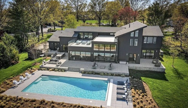 Luxe Rumson Waterfront Estate 1 hour from NYC in Rumson