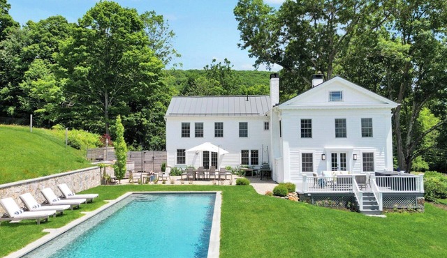 Luxurious, Spacious, Newly Renovated Vacation Home Walking Distance to Lake.