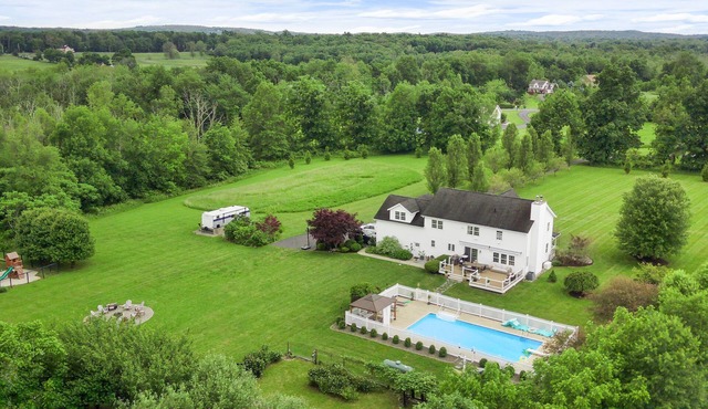 Luxury 10-acre Estate - Heated Pool - Sauna - Fire Pit - Playground - Trail