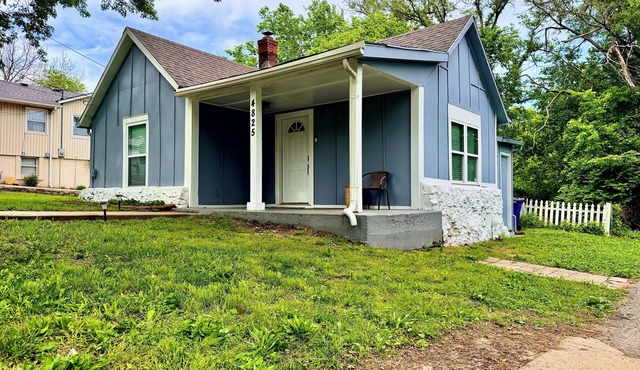 Luxury 2-bedroom house-best KC location 2 bd.1bth Kng &Qn Bd. Sleeps 6 adults.