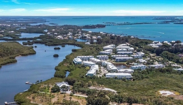Luxury 3BR Townhome - 10 min from Beach - 2 Master Suites - Private Elevator