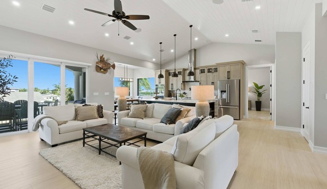 Luxury Estate-4 BD/6BTH-Pool- 32' Dockage- Icemkr
