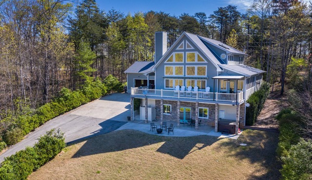 Luxury Home with Amazing Lake and Mountain View, Lake Access, Arcade Game Room