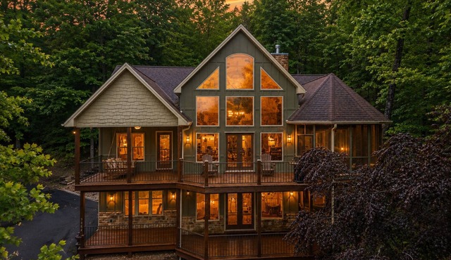 Luxury Mountain Lodge 4BR Pool Table + PS5 Fireplace Views