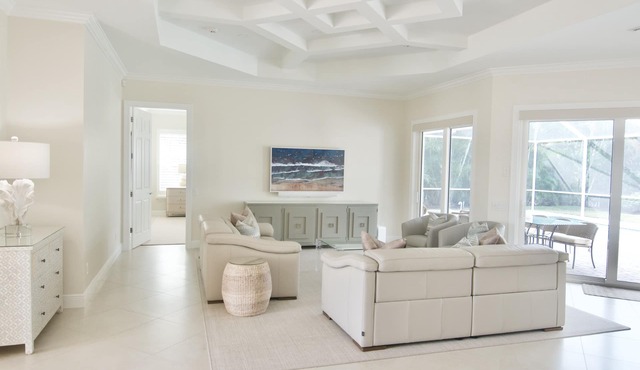Luxury Naples 4 bdrm, 4.5 bath, pool, fire table, ParkShore beach pass.