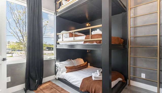 Luxury Skyline Rooftop Hot Tub | 5 Min to Broadway