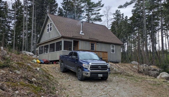 Maine, off the grid Cabin Sleeps up to 8 people. Moxie Pond West Forks