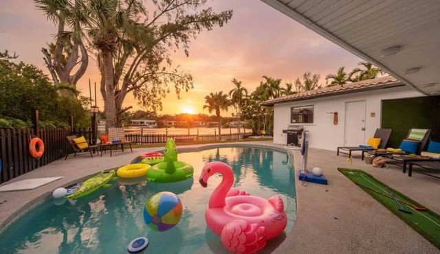 Miami Lakefront 5BR Pool | Near Beach | Sleeps 14