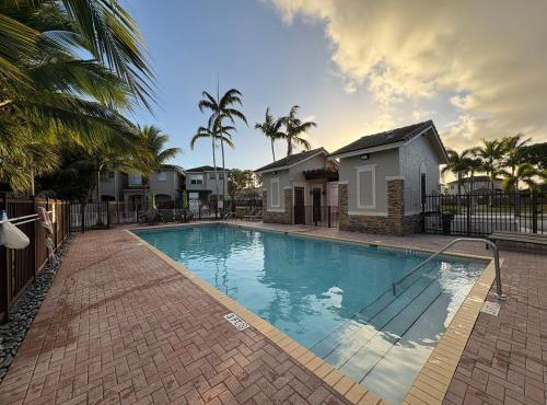 Miami Stay - Pool, Parking, & Affordable Transportation