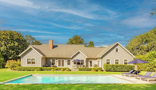 Modern East Hampton home, Heated Pool, Close to Beaches, Perfect for Families