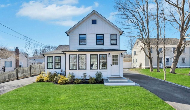 Modern home in Greenport, close to beaches, outdoor dining, perfect for families