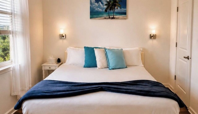 Modern King Suite, Pool, Gym & Airport Nearby
