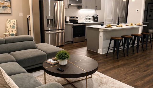 Modern Luxe Home 3BR 3BA Garage Sleeps 6