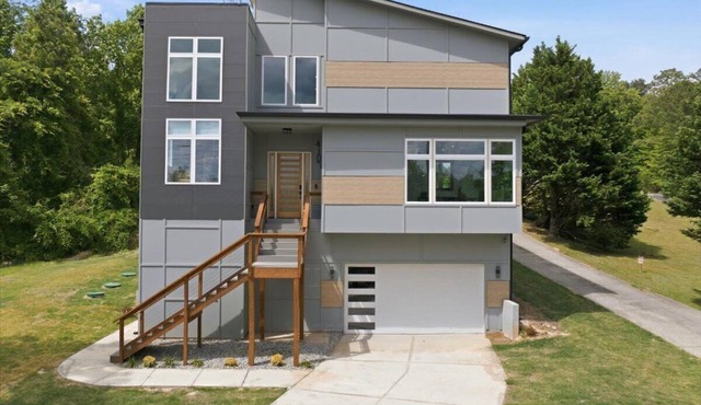Modern Luxury Sunlit Retreat- Near Airport- Spacious- Convenient