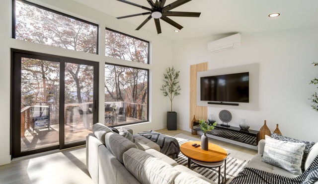 Modern Mountain-View Sanctuary in Pisgah Forest