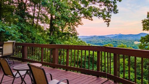 Mountain hideaway long range views with pool table, hot tub and spectacular fireplace