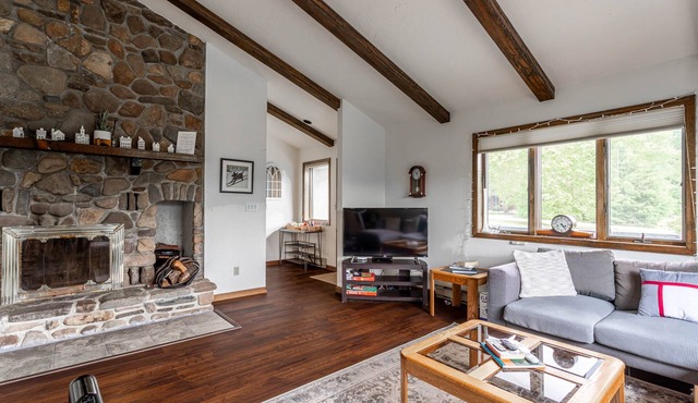 Mountain view apartment, 5mins to Ski Area!