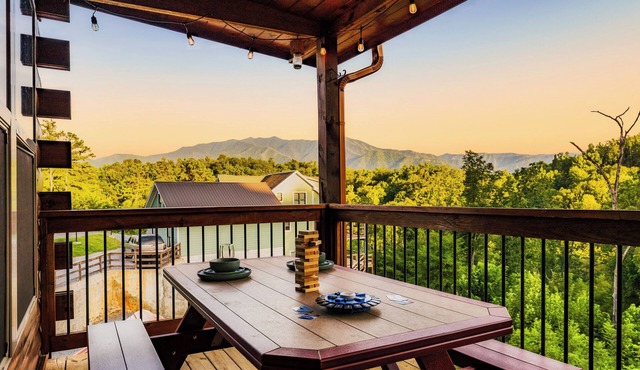 Mountain View l 3mi to Gatlinburg l Hot Tub l Game Room l Pack N Play
