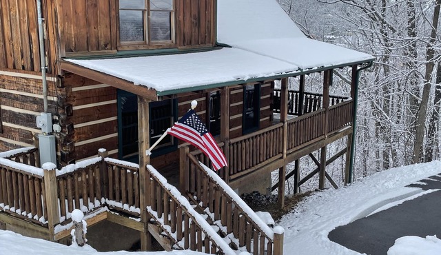 Mountain Views and rustic charm Sleeps 6 Hot Tub, Firepit, Pool Table